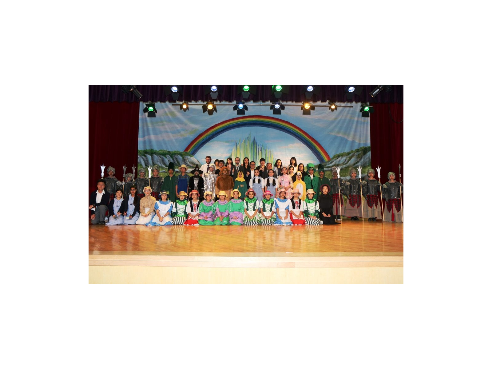 28.-A-group-photo-of-school-managers-guests-and-English-teachers-1024x648