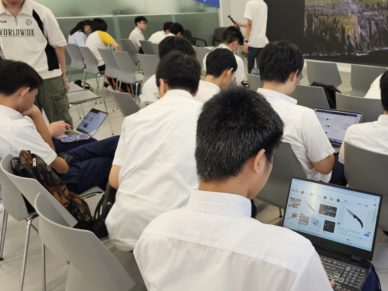 20250704_103958_pls-help-blur-the-laptop-screen