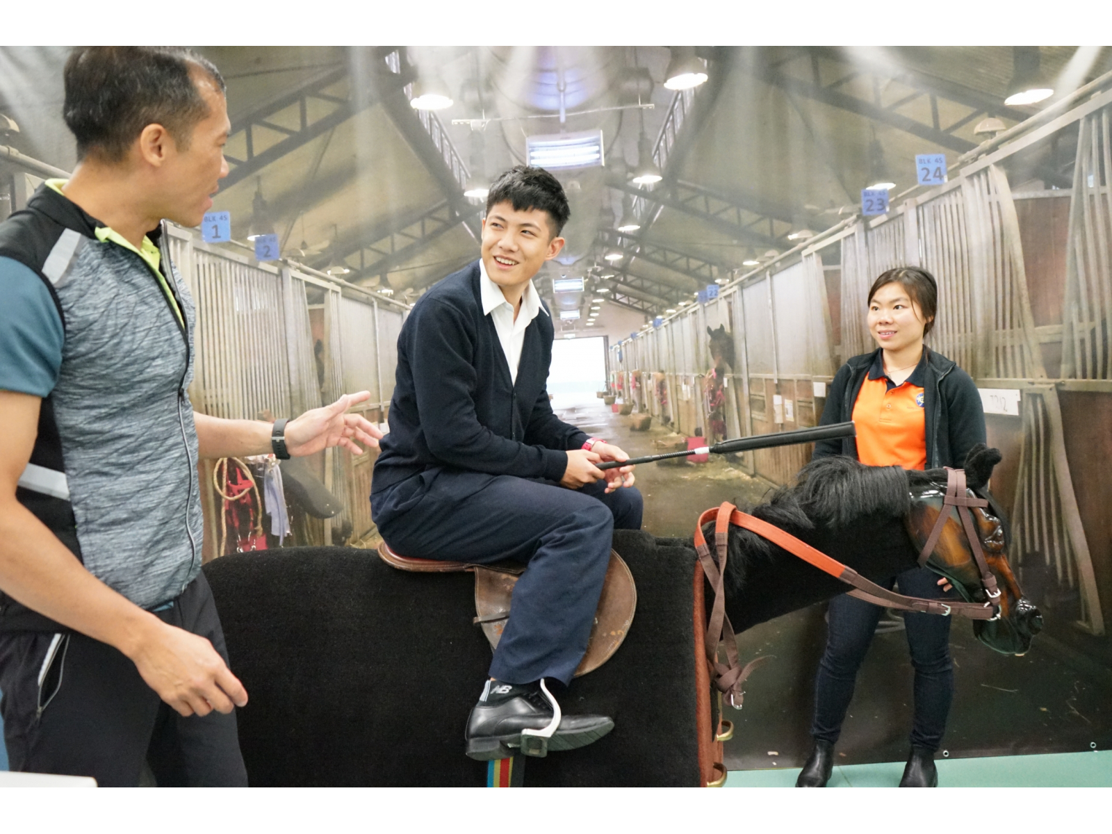 香港賽馬會見習騎師學校_與馬同行_(1)