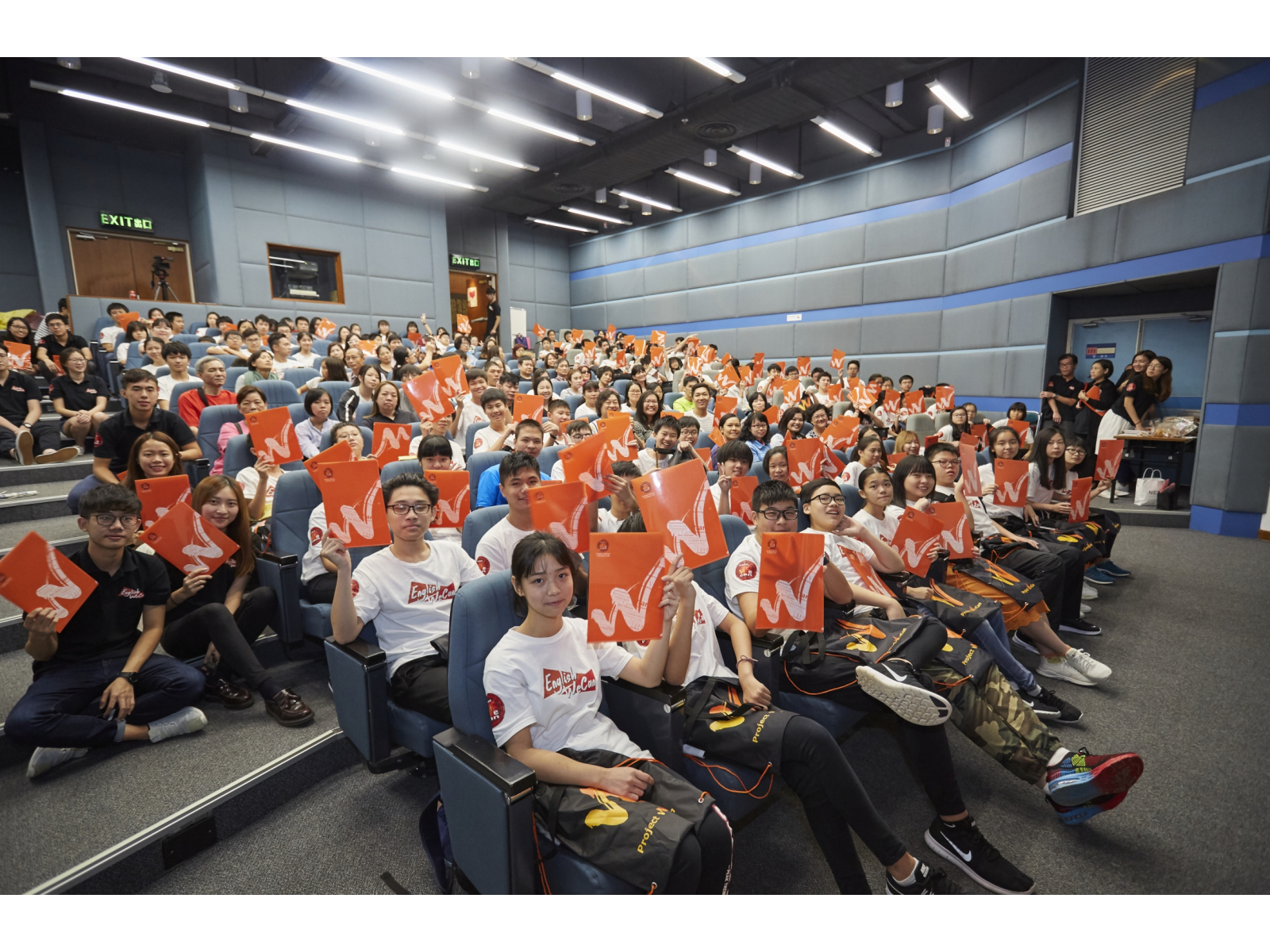 03_Students_with_the_WeCan_bags_(8)